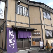 1階はカウンター席、2階はお座敷です。