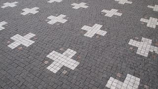 旧市庁舎前の地面に２７の白い十字架