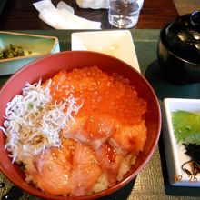 サーモン・いくら・しらすの三色丼