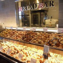 焼きたてパン食べ放題の、ブレッドバー