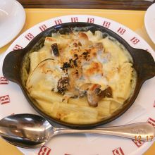 若鶏とベーコンの昔ながらのマカロニグラタン