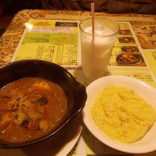 キーマカレーとラッシー