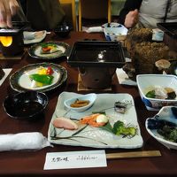 しいたけを原木から取って鉄板で焼いて食べます。