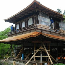 1階部分が骨組みだけの大工事中の銀閣寺。