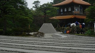 銀色ではないけど、銀閣寺。　派手さはないですが、見ていると落ち着きます。