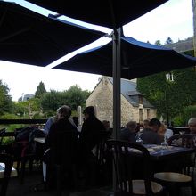 川辺のテラス席