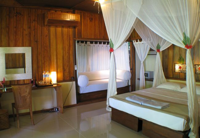 部屋から出て目の前にある珊瑚礁の海でスノーケリングが可能なリゾート