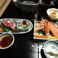 夕食のお肉とカニ