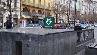 地下鉄の出入り口は目立たない