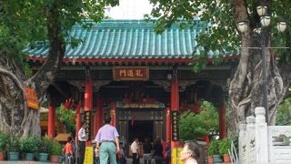 街中にあるお寺