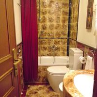 大理石張りで落ち着く。部屋の中で一番明るい。