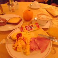 ハム・チーズの種類も豊富。デザートも。