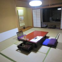 お部屋は広いです。