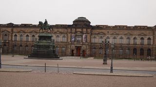 宮殿は美術館、博物館として