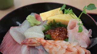 観光客向けの魚介専門店