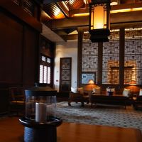 フロントはない。係の人と、ロビーのソファでチェックイン。