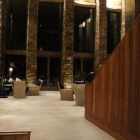 ジャクソンの空港から30分足らず。丘の上に建つホテル。