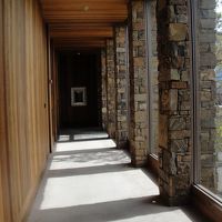 地元の石や木をふんだんに使い、外の景色と調和している。