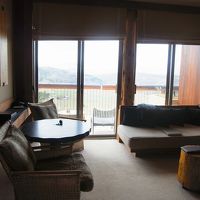 開放的な部屋。天井が高く、ふかふか絨毯。部屋の中は温かい。