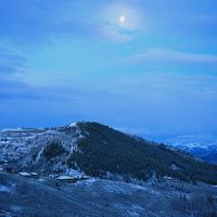 テラスより。月明かりに照らされて、昼間とはまた違う眺め。