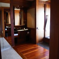 バスも広々として気持ちがいい。施設内のスパやエステも利用。