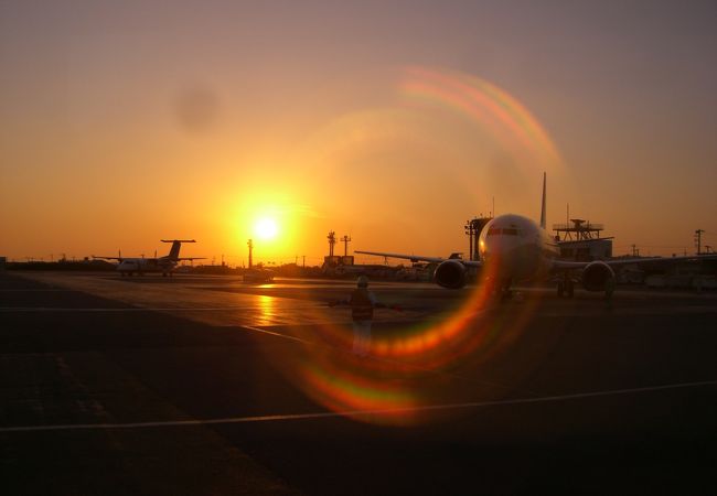 夕陽と飛行機