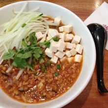 写真これしか残ってませんでした。ジャージャー麺です。