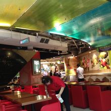 忙しい時間帯はこちらでも食べれます。