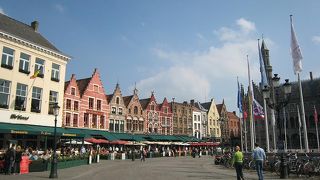 広場を見ながら食事ができる