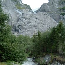 山と山の間に見えるのが氷河です