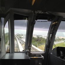 空港を出てすぐの地点です。最前列で撮影。