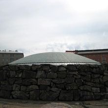 教会の外へ、上から教会屋根を撮影。