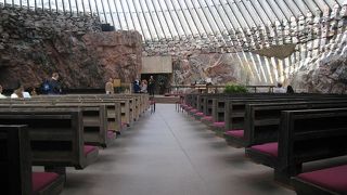 大岩をくりぬいて造られた教会