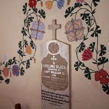 教会の壁に埋め込まれている５歳の少女のお墓