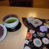 お茶をいただきながらゆったりとチェックイン 