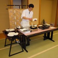横で出汁巻き卵を焼いてくれている板長さん
