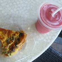 ベーコン＆ほうれん草のキッシュ、ストロベリー＆バナナスムージ