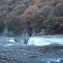 入り組んだ滝つぼ