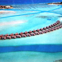 二列に並んでいる水上コテージの手前側がサンセット側です。