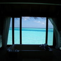 バスルームからエメラルドグリーンの綺麗な海と水平線が見れます