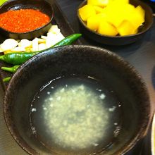 この酸っぱいタレにキャベツをつけて食べます