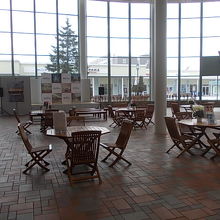 悪天候時でも安心な、ゆったりとした屋内スペース