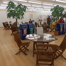 オレンジロビーと呼ばれる休憩所では無線ＬＡＮが使えます