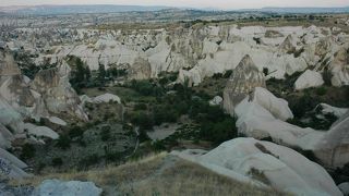 白い岩が連なり作り出す美しい景色と名物トルコアイス