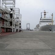 海遊館の側から出る船