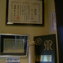 賞状などが飾られています。表彰をうけているようです。