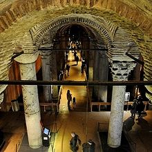 チケットを買って、階段の上から見下ろした地下宮殿の一部。