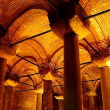 地下宮殿の天井。アーチが連続しています。