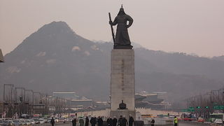 交通量の激しい通りに挟まれた、縦長の広場です