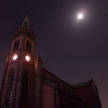 月明かりに照らされた明洞聖堂